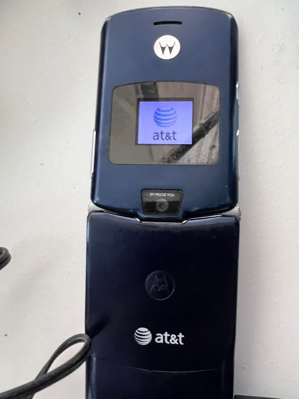 3 Vintage Motorola flip phones... with chargers.
